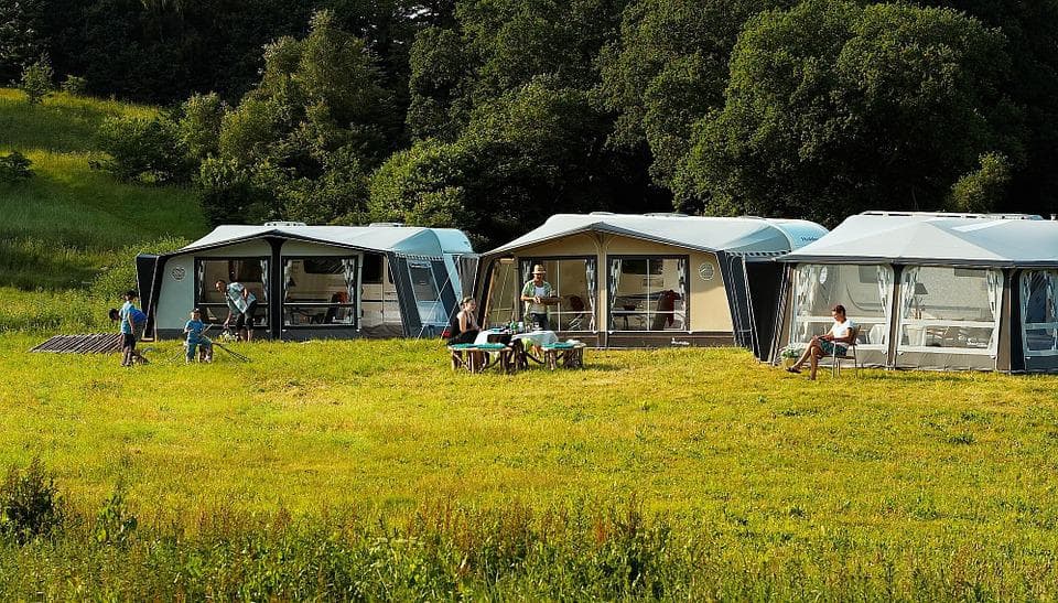 Plănuiești o vacanță cu rulota sau cortul? Iată ce accesorii camping nu trebuie să-ți lipsească
